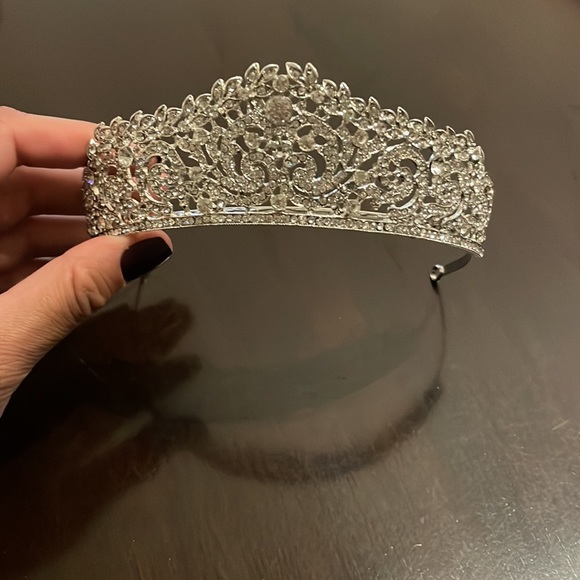 New Sparkly Bridal Crown - Picture 4 of 4